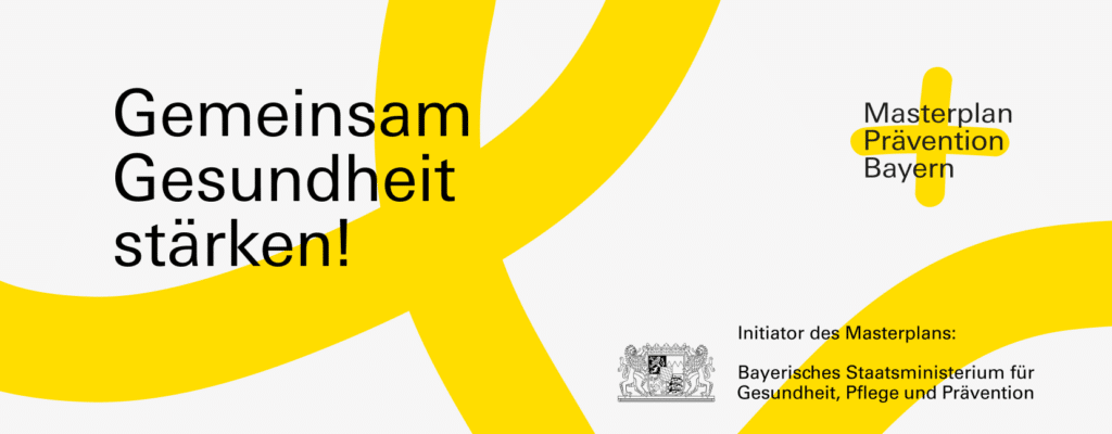 Ein Banner mit der Aufschrift "Gemeinsam Gesundheit stärken" im Rahmen des Masterplan Prävention. Gefördert vom Staatsministerium für Gesundheit, Pflege und Prävention. Das Banner ist weiß und hat einen geschwungenen gelben Strich quer über das Banner
